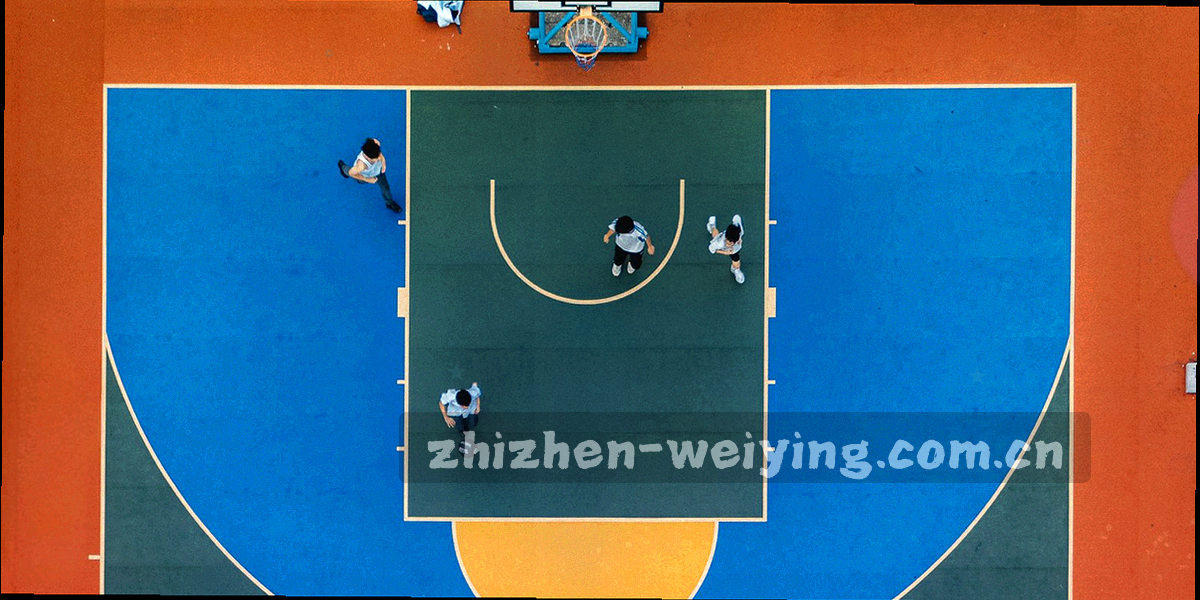 横构图并列摆放平板与笔电两种设备，屏幕分别显示不同功能界面，背景为统一深墨绿，设备边缘有轻微描边光