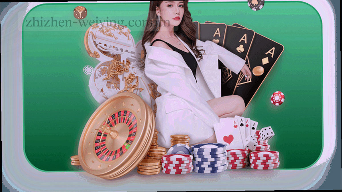暗调俯拍牌桌局部，牌面呈扇形展开，一束暖光打在牌阵一侧，画面右侧留出较大空白